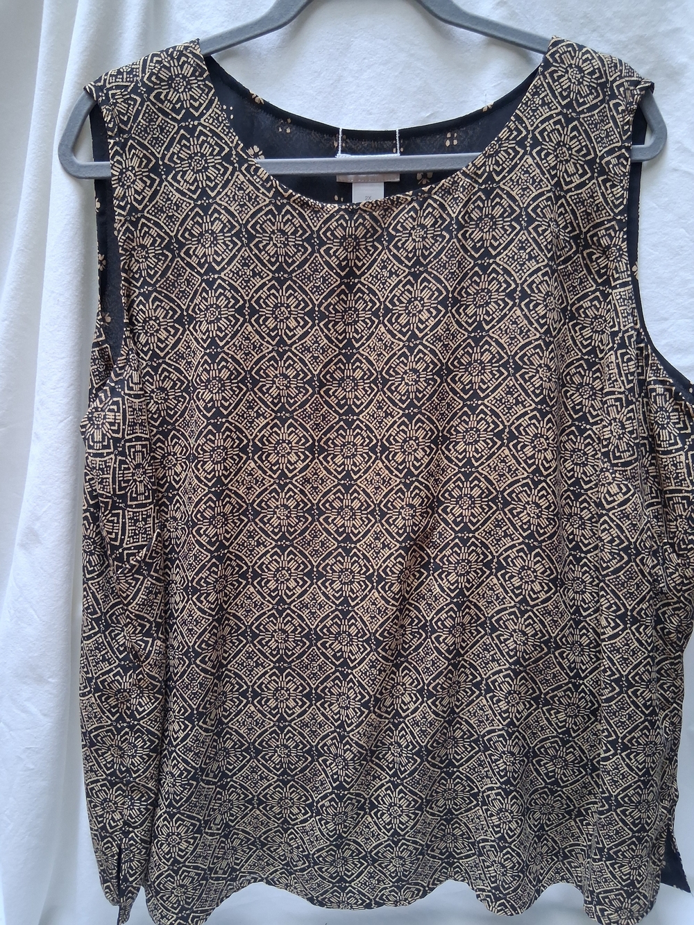 Liz Claiborne Reversible Black and Cream Geometric Sleeveless Top